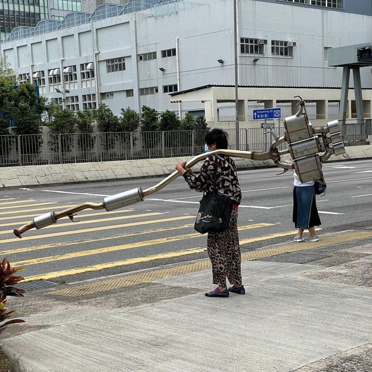 【画像】女の子「愛嬌MAXで納車式やれって？しょうがないなあ…」\n_1