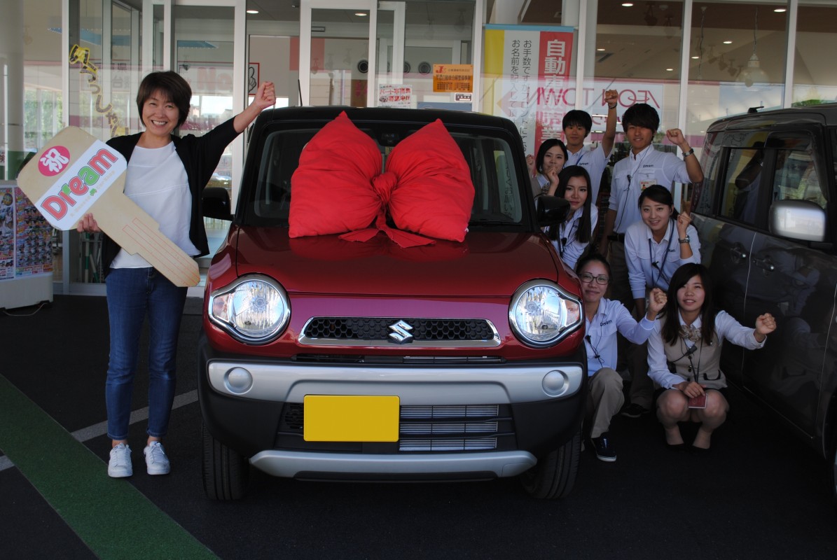 【画像】女の子「愛嬌MAXで納車式やれって？しょうがないなあ…」\n_5