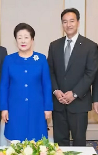 山際経済再生大臣、韓鶴子（かん、つるこ）総裁のとなりでニッコリ笑顔な写真がリークされてしまう。\n_1