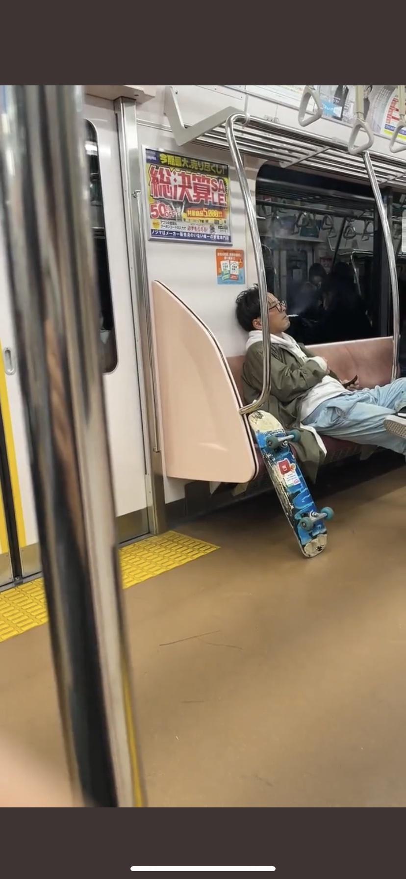 【悲報】スケーターのチー牛、電車内でイキって喫煙してるところを撮られてしまうWwWwWwwWwwWwwWwwWw\n_1