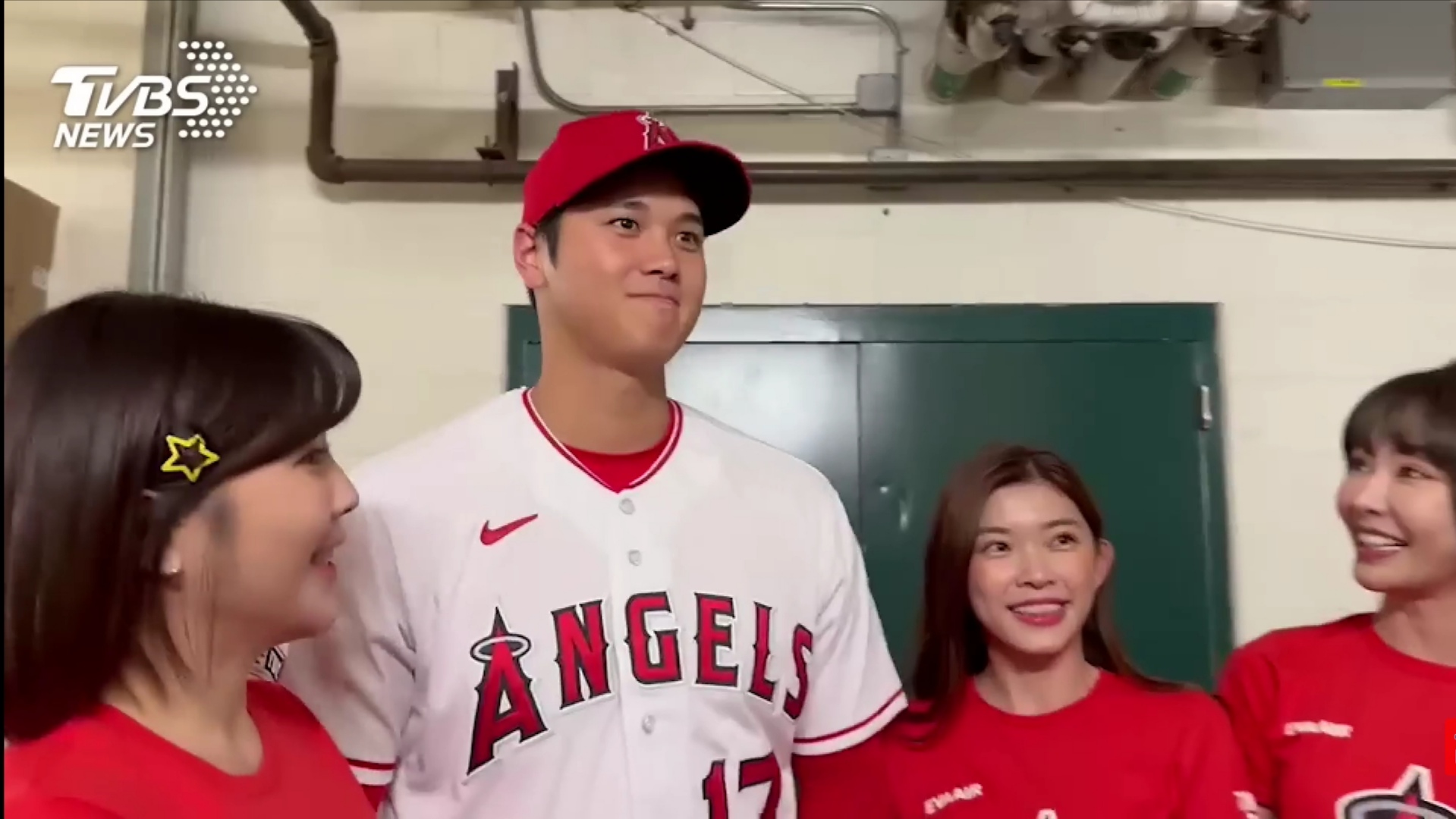 【画像】大谷さん、台湾チアに囲まれて頬を赤らめる\n_1