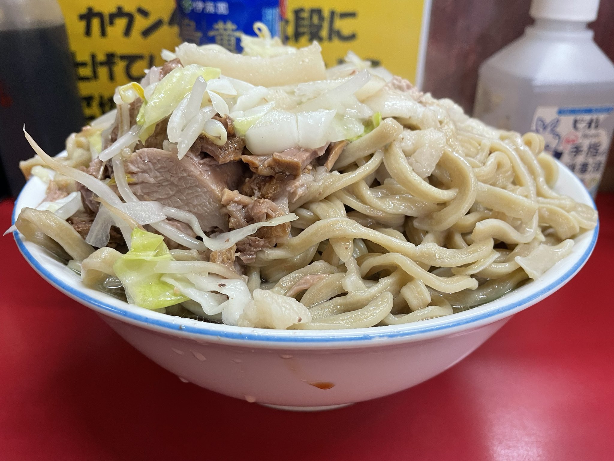 ラーメン二郎がついに外国人バックパッカーにバレる「たった3ドルでこの量は安すぎるよジャップ」  [449534113]\n_4