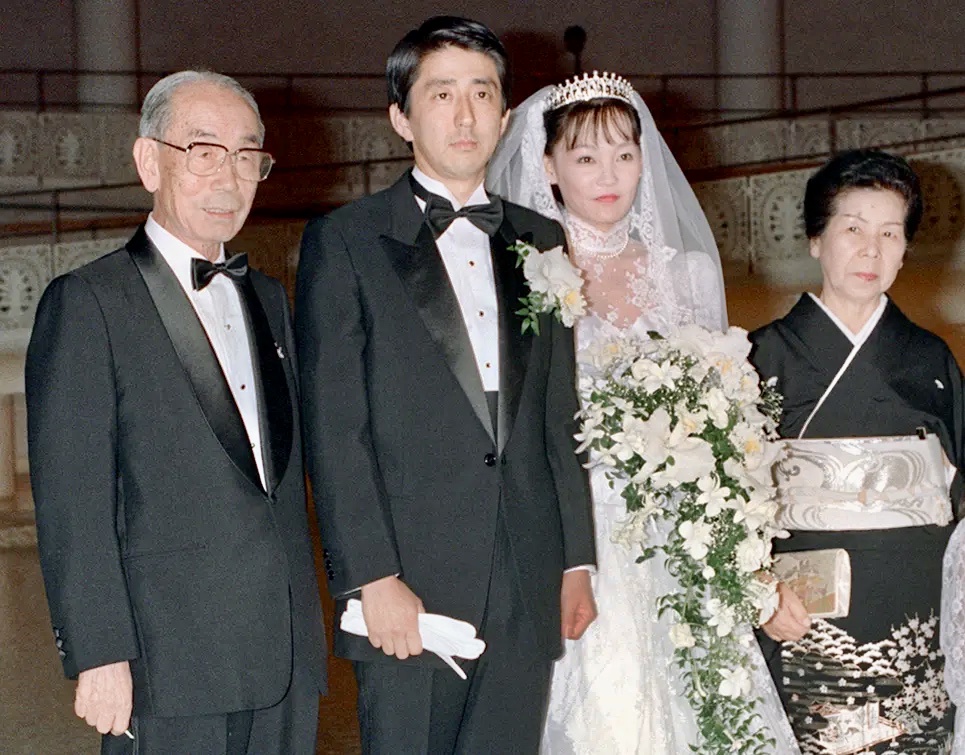 【高市悲報】ブライダル業界、崩壊🌪【結婚】  [871926377]
_70_70